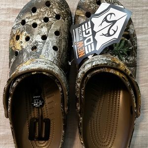 Mens realtree crocs new never worn.